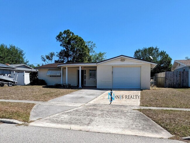 Building Photo - Gorgeous 2/1/1 1100 Sq. Ft. with HUGE kitc...