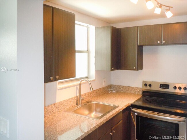 Building Photo - 5841 SW 36th Ct