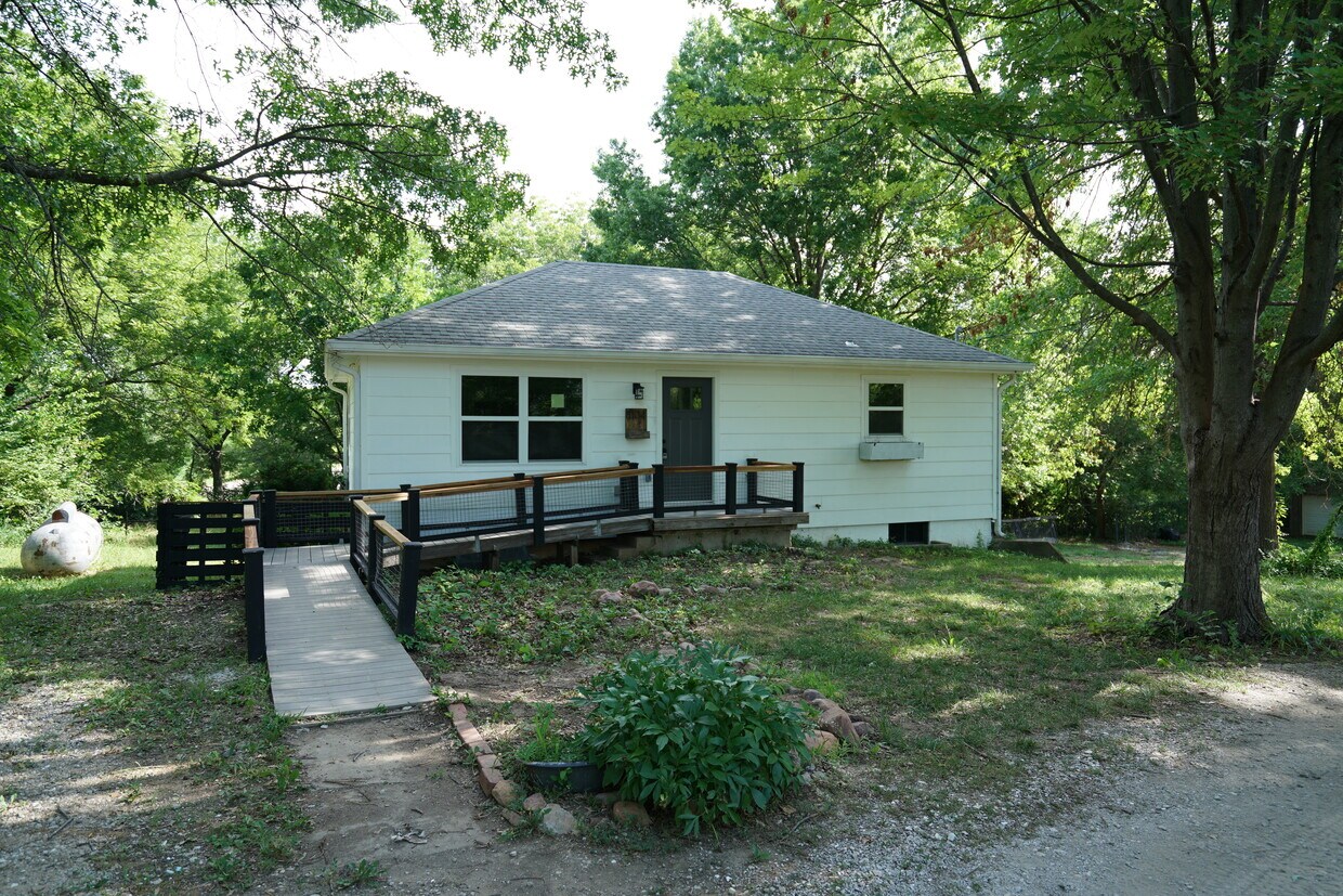 Foto principal - 1104 N 1200 Rd