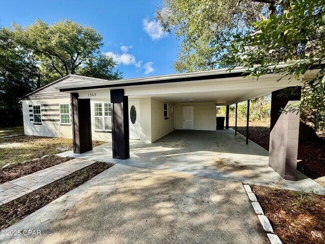 Foto del edificio - 1305 Flower Dr