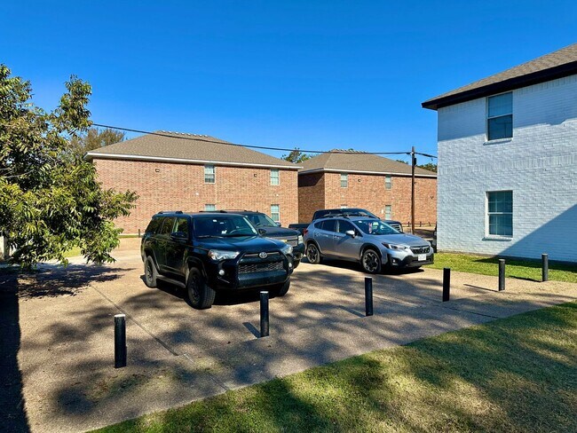 Foto del edificio - HUGE 4-Bed, 2-Bath Duplex Four Blocks From Baylor Campus & Minutes from Downtown!