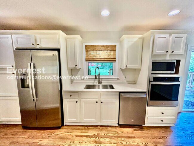 Building Photo - 3 Bed/1.5 Bath Home with Washer/Dryer / Pet-Friendly / Available Now!