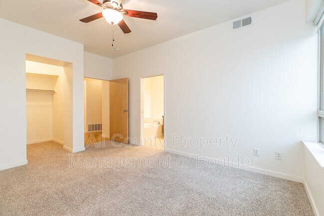 Building Photo - 1053 W Century Dr