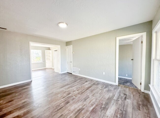 Building Photo - 1308 NW Taylor Ave. Lawton, OK. 73507