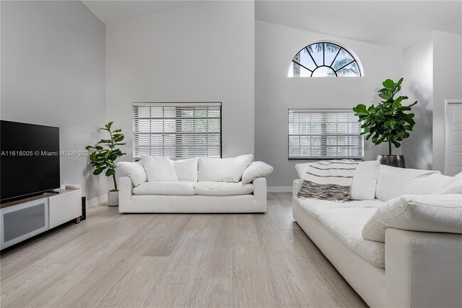 Building Photo - 3085 Perriwinkle Cir