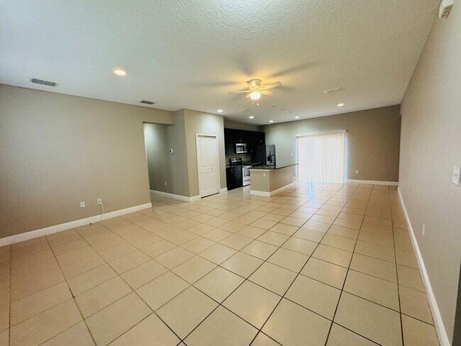 Foto del edificio - AMAZING 4 Bedroom, 2 Bathroom in Poinciana!!