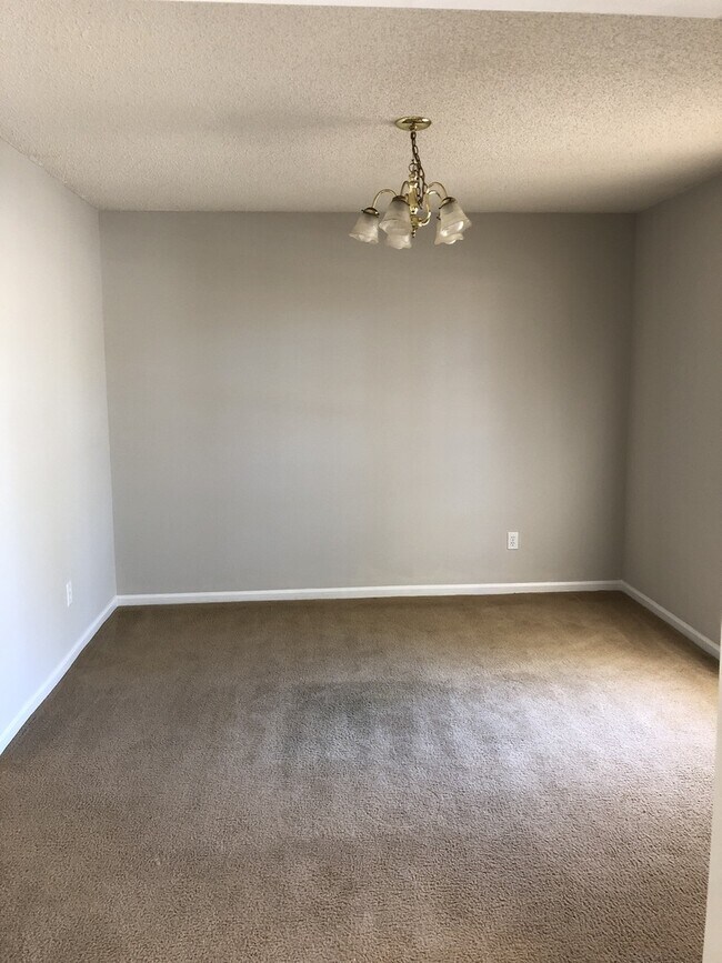 Building Photo - 3 bed 2 bath Pet friendly Home