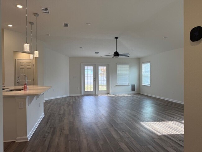 Foto del edificio - Like New 4/2 Lake Asbury