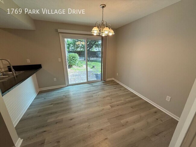 Foto del edificio - 1769 Park Village Dr