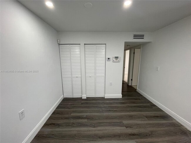 Foto del edificio - 7012 NW 179th St