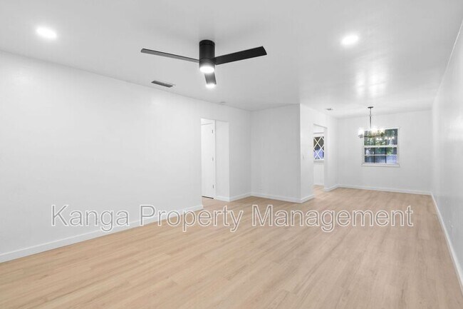 Foto del edificio - 800 Tropic Blvd
