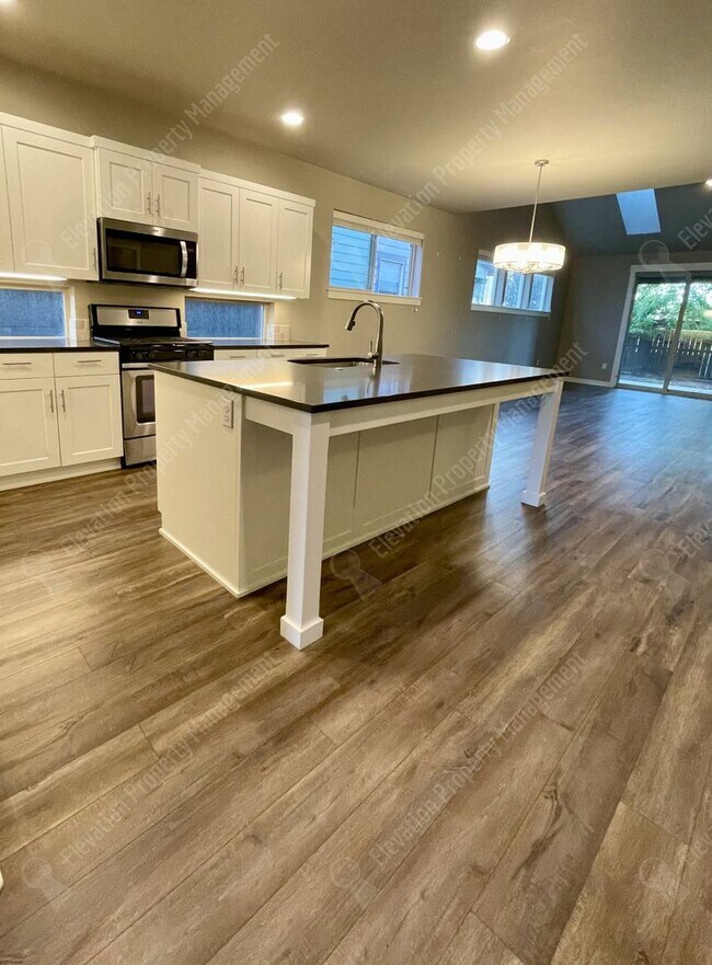 Building Photo - Beautiful single-level Pahlisch home in SW...