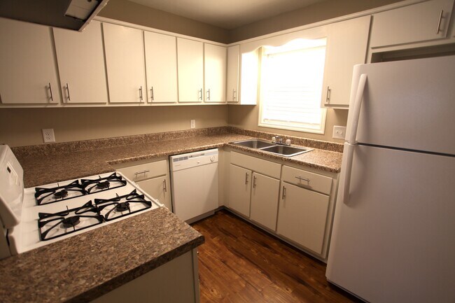 Building Photo - Duplex Available On Glenn Circle This August!