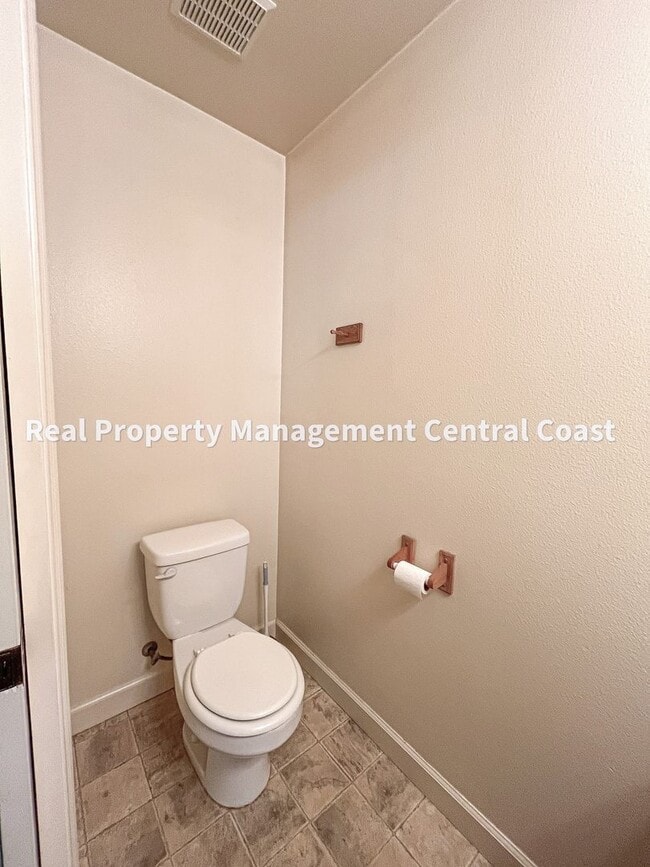 Building Photo - AVAILABLE NOW - 3 Bed, 2 Bath Atascadero Home