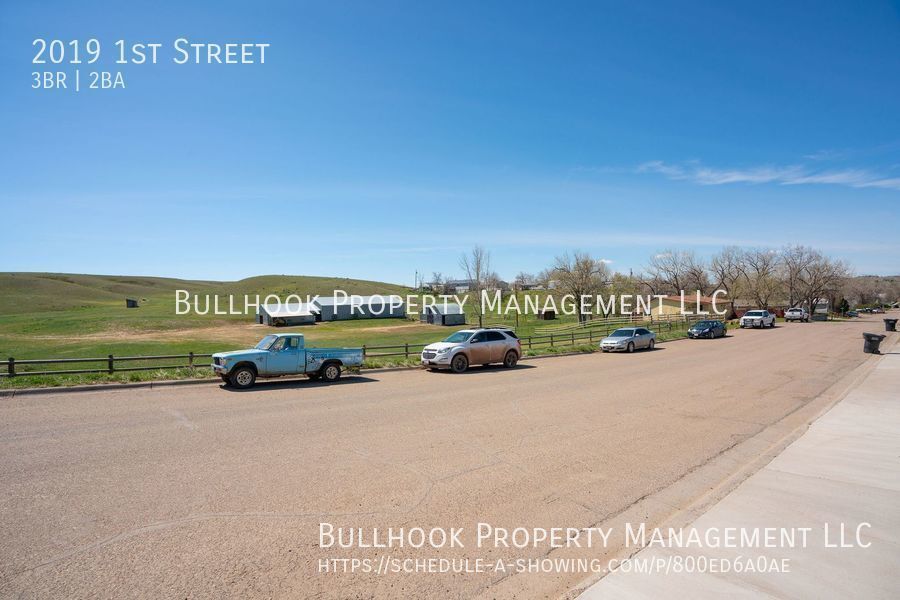 Foto principal - 3bd, 1-1/2 bath townhouse, Newer flooring ...