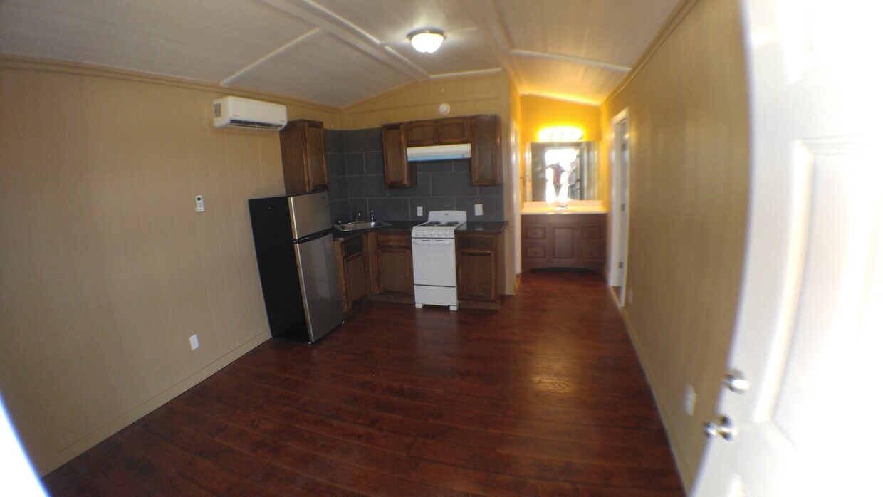 Primary Photo - 2024 Family Ln.