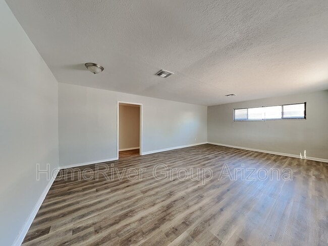 Building Photo - 2216 W Minnezona Ave