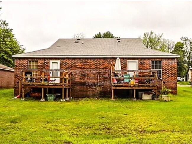 Building Photo - 205 W Parks St