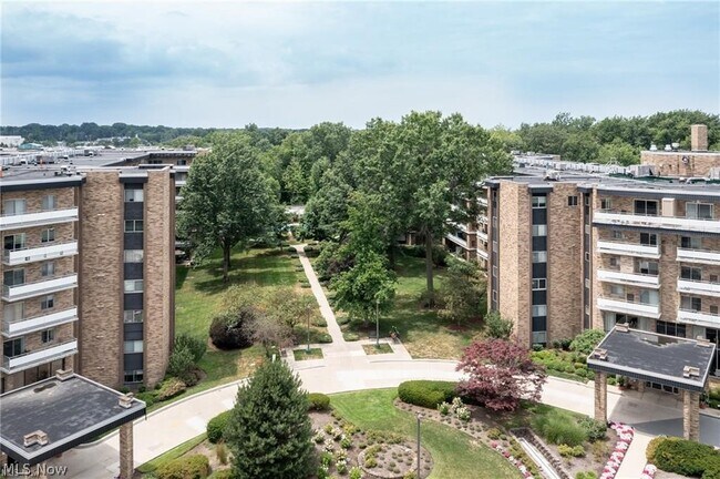 Foto del edificio - 2112 Acacia Park Dr