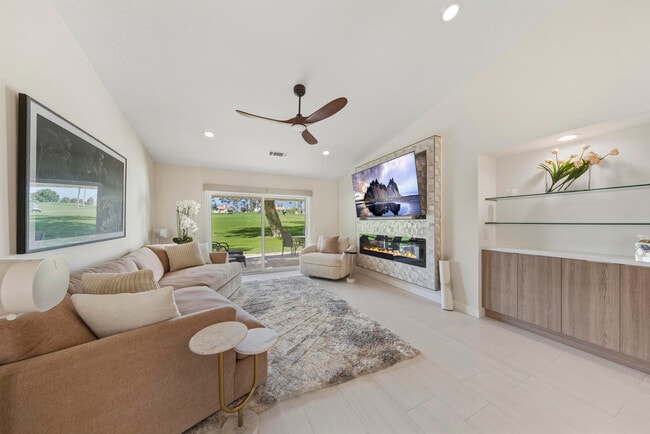 Building Photo - 269 Vista Royale Cir W