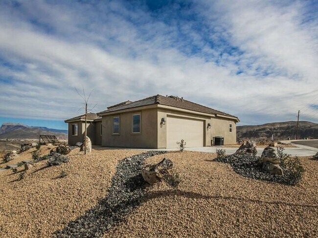 Foto del edificio - Beautiful 3 Bedroom, 2 bathroom Home in Hu...