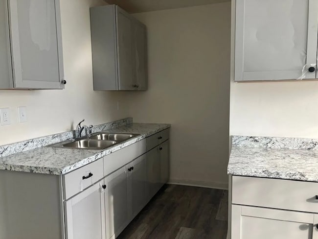 Building Photo - 404 S Main St