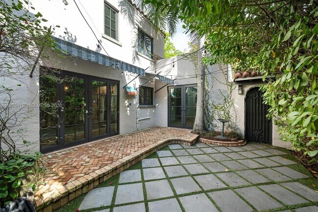 Foto del edificio - 447 Giralda Ave