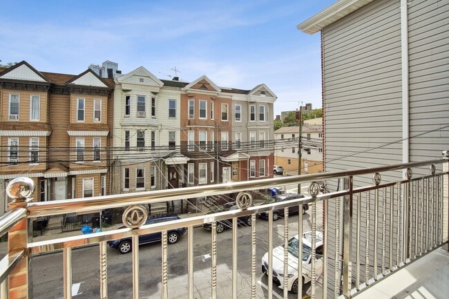 Foto del edificio - 140 Hopkins Ave