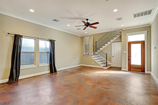 Building Photo - 923 W 23rd St