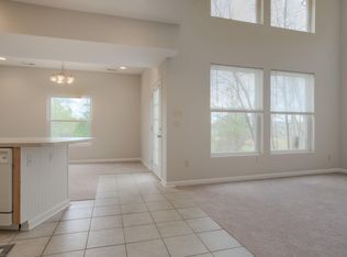 Foto del edificio - Spacious Three Bedroom Town Home available...