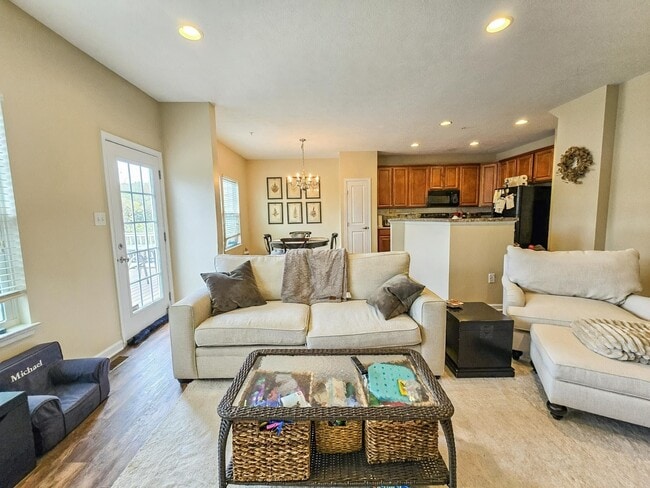Building Photo - 813 Fairgate Dr