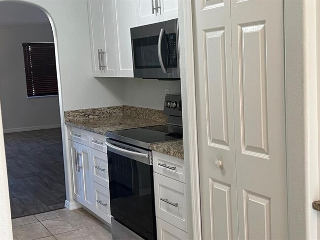 Building Photo - 1006 Villaway W