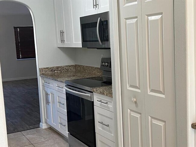 Foto del edificio - 1006 Villaway W