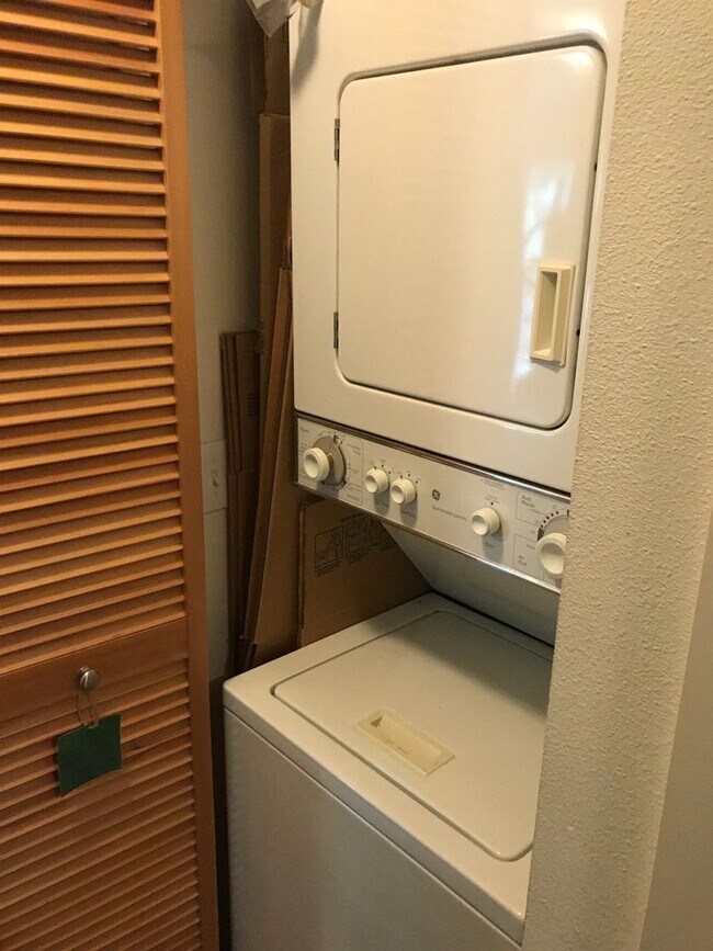 Building Photo - 3-Bedroom Duplex Just Blocks from WWU