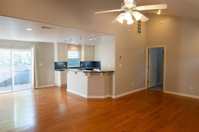 Building Photo - 209 Ash St