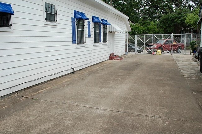 Building Photo - 305 N Live Oak St