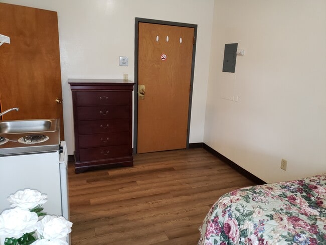 Building Photo - Adams Street Apartments - No Fee, Short Term