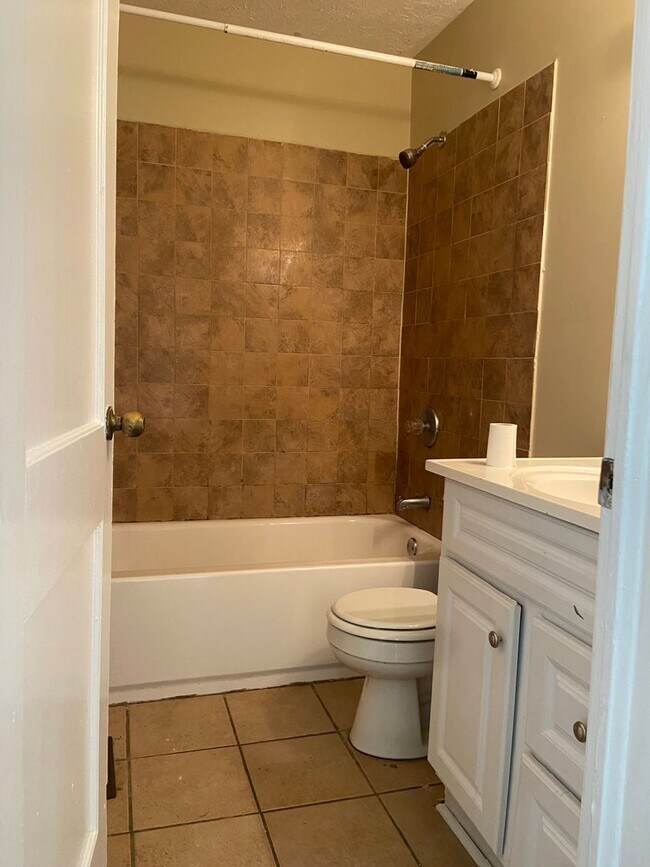 Building Photo - **UPCOMING**2 Bedroom / 1 Bathroom Home fo...