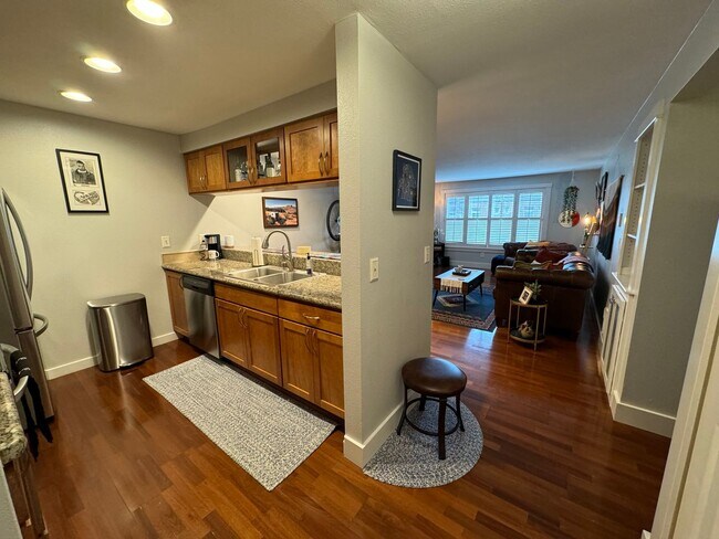 Foto del edificio - Furnished OR Unfurnished Condo in Stadium ...