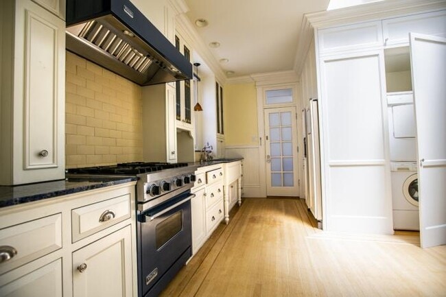 Building Photo - 3 bedroom in San Francisco CA 94108