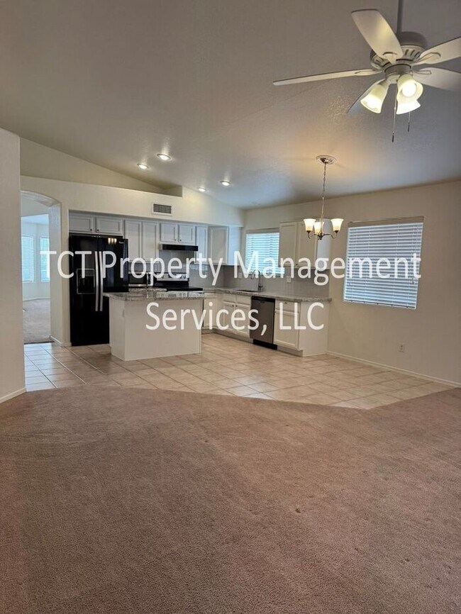 Foto del edificio - Spacious Open Concept 3 bedroom, 2 bath Ho...