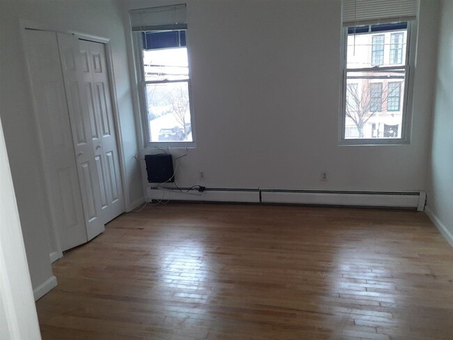Building Photo - 282 Grand St