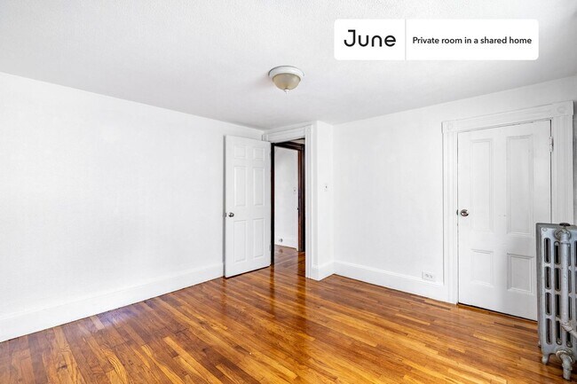 Foto del edificio - Private bedroom in 7 bed/1 bath Home