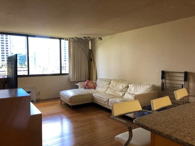 Building Photo - Conveniently Located, Beautifully Updated ...