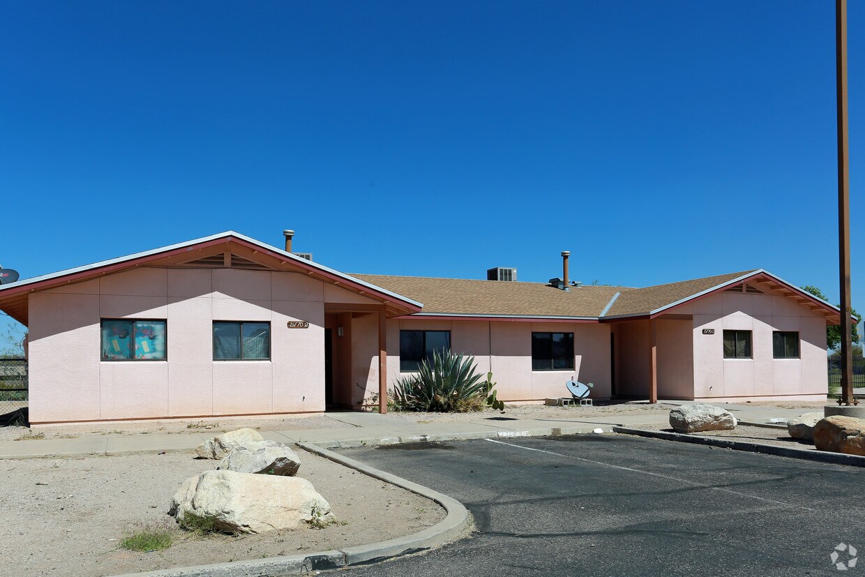 Building Photo - 5770 S Del Moral Blvd