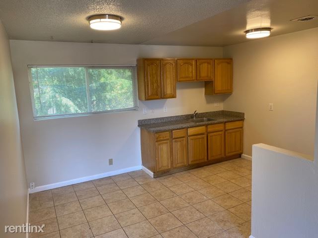 Foto del edificio - 2 br, 1 bath Apartment - 419 W 10th St E