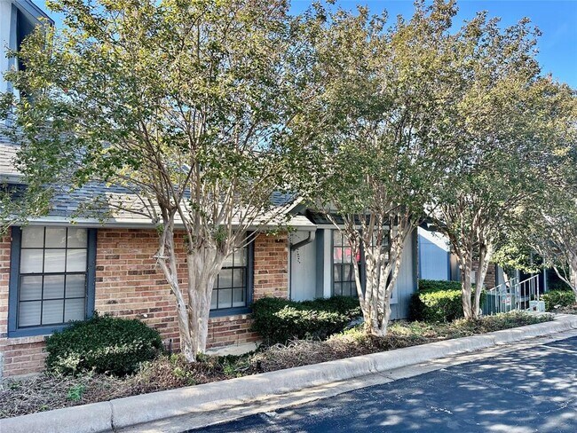 Foto del edificio - 1411 Gracy Farms Ln
