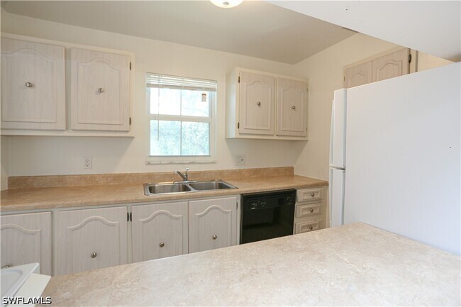 Foto del edificio - 221 Cypress Way E