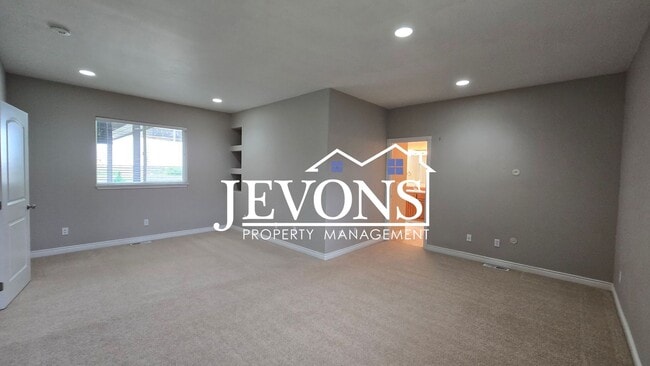 Building Photo - Open House viewings every Tuesday and Friday at 12:00 PM.