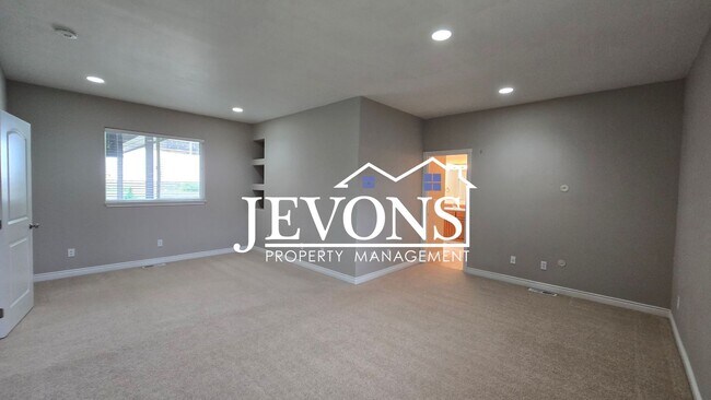 Foto del edificio - Open House viewings every Tuesday and Friday at 12:00 PM.